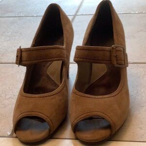 Sofft tan sueded Classic Peep-Toe Heels